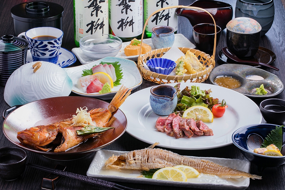 店主お任せの5千円コース。器や盛り付けにもこだわった目でも楽しめる料理に、つい日本酒がすすむ