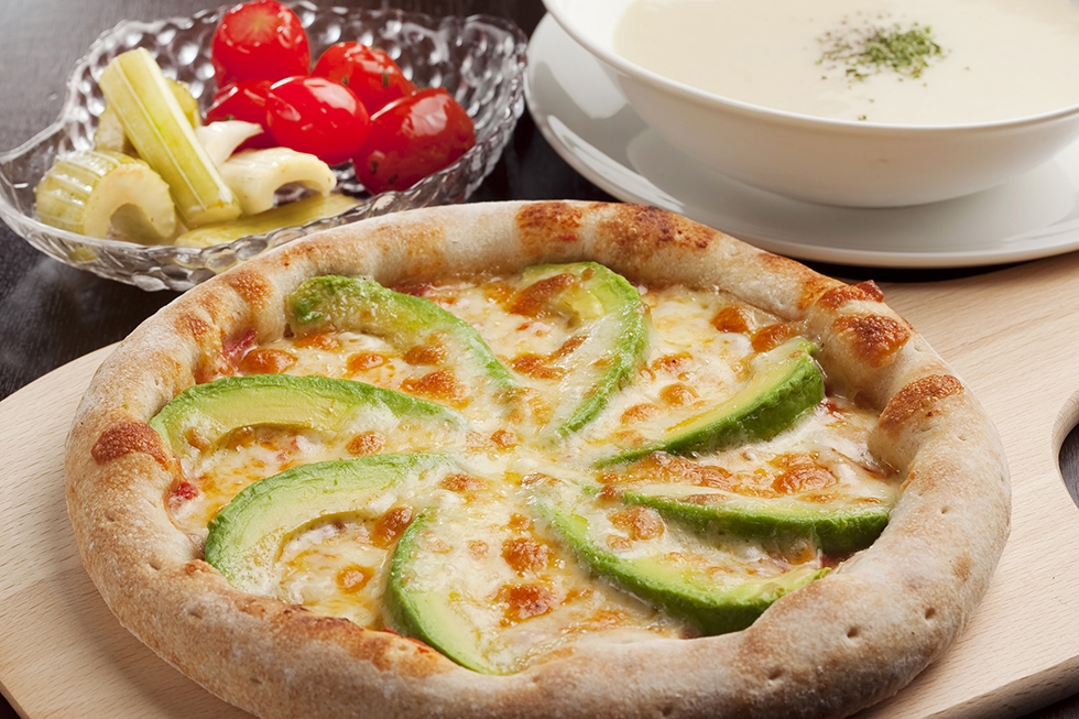 通年味わえるアボカドピザが1番の人気メニュー!　クリーミーで濃厚なコクがたまらない