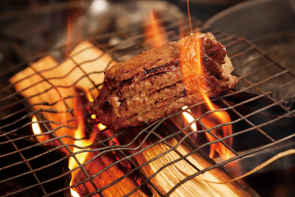 ランチタイムは、［牛米］自慢の薪焼きの香りが食欲をそそるステーキや、“飲めるほど柔らかい”ハンバーグをご賞味あれ