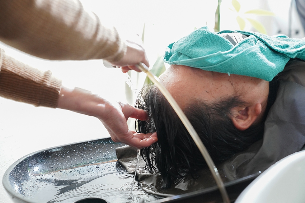 ハーブ頭皮洗浄。
専用頭皮洗浄機を使い植物エキスで浮き上がった角質や脂質を頭皮の汚れとともに洗い流します。
毛根を綺麗にして発育促進します。