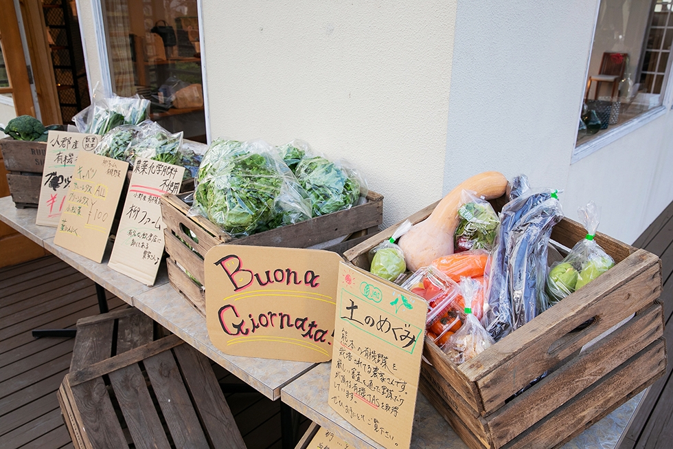 久留米近郊の農家から直送された採れたて野菜も販売している。スーパーでは見かけない、珍しい野菜もお目見えするかも?