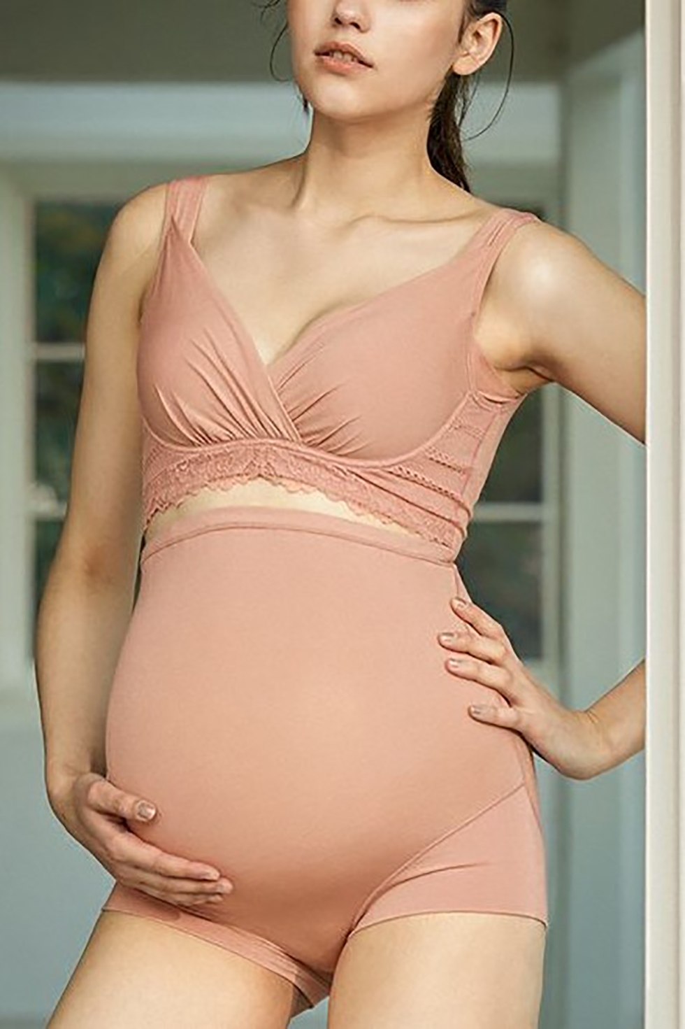 「BRADELIS」のマタニティーブラは妊娠～卒乳後までの一日中快適に着けられる。産前産後の変動が大きいバストにも対応し、スッキリ細見えも叶えてくれて理想的！