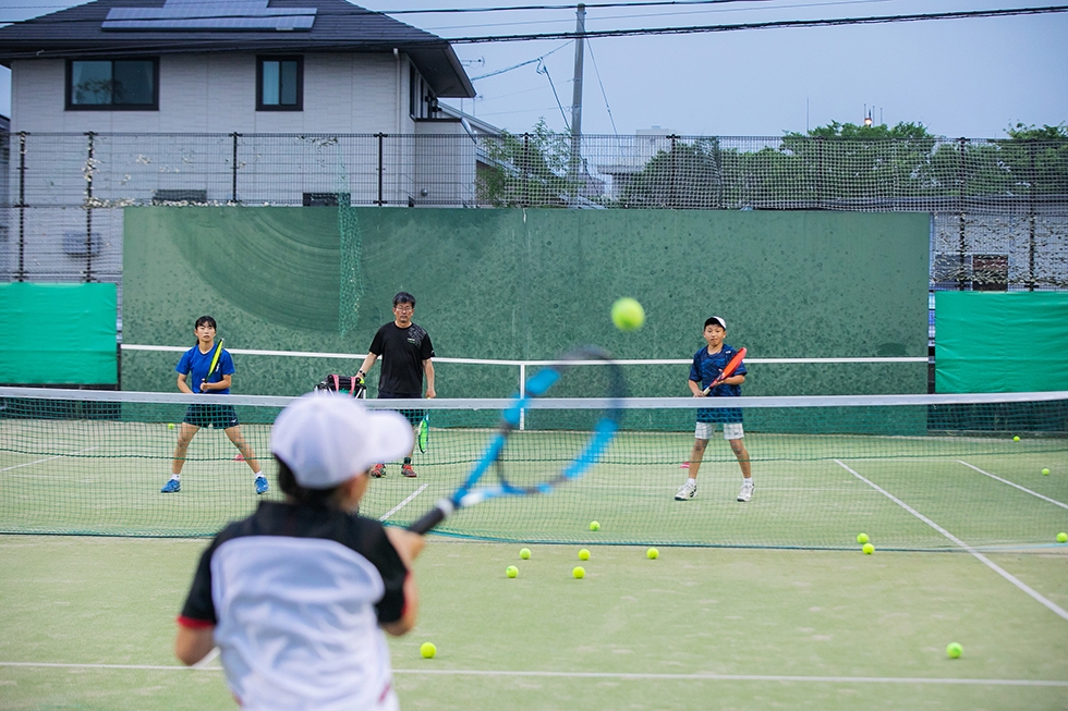 テニスゲームを楽しめるクラス、全国大会出場を目指すクラスなど、一人ひとりが意欲をもって積極的に練習ができる