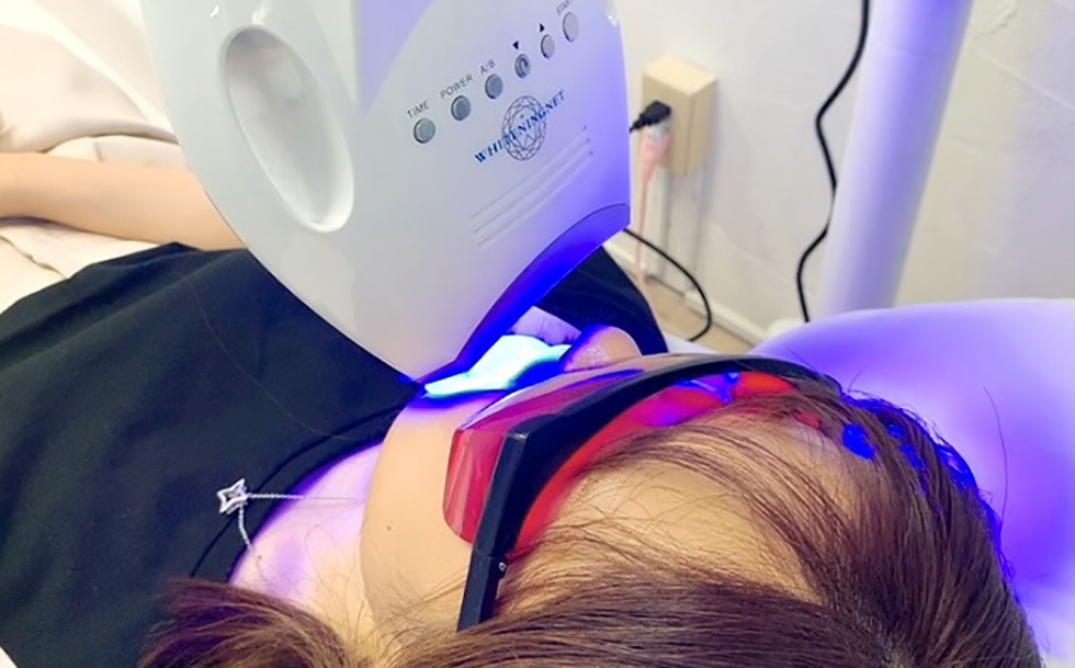 LED照射時間が長いほど、ホワイトニング効果は高まる。自宅ケア用グッズの取扱いもあり