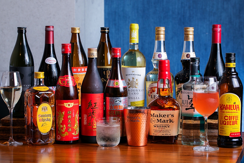 ドリンクメニューもバラエティ豊か。ビール、ハイボール、カクテル、ワイン、焼酎や日本酒はもちろん、紹興酒も揃えている