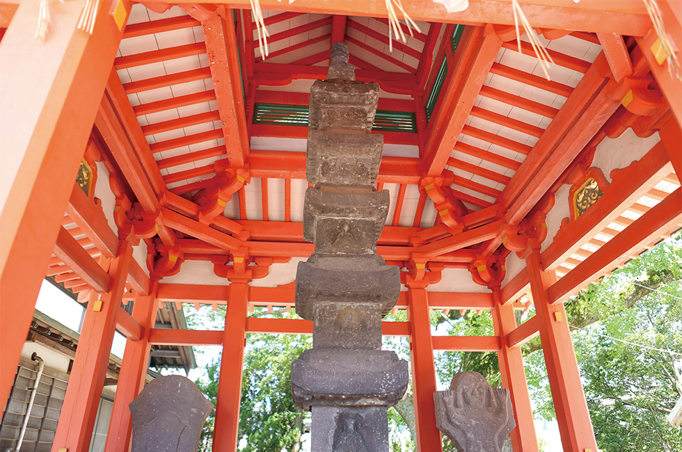 五層の軸部と屋根とを重ねた石塔は、国の重要文化財