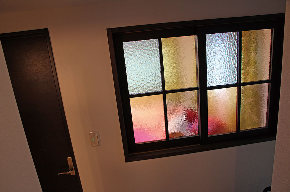 寝室前ホールのステンドグラスは、自身で色柄をセレクト